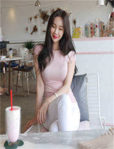 针对小餐厅里的妈妈和女儿