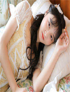 家庭主妇在榻榻米房间里