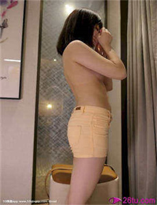 女仆跪着用乳伺候主人